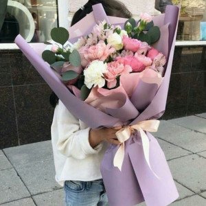 Нежный букет с пионами и альстромерией