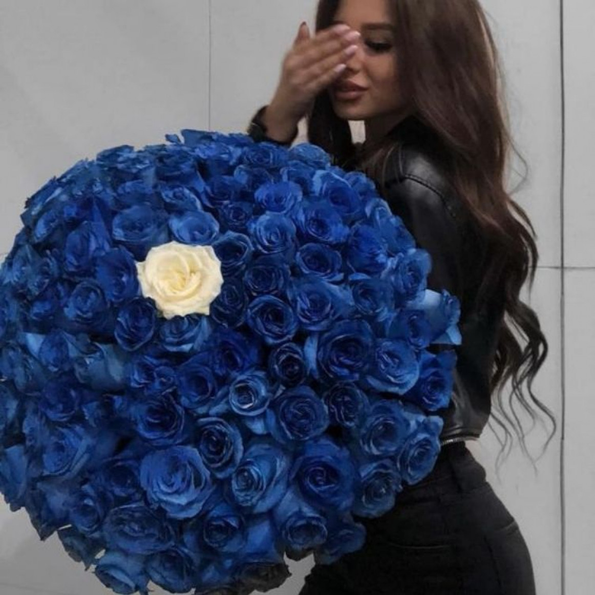 Фотосессия с синими розами